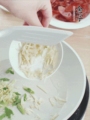 油4成熱，下蔥姜蒜、干辣椒、花椒煸出香味。