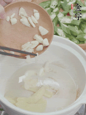 砂煲熱油，姜蒜、辣椒煸香。