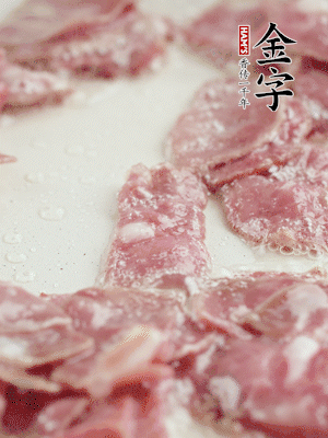 炒鍋熱油，下培根火腿煸炒。