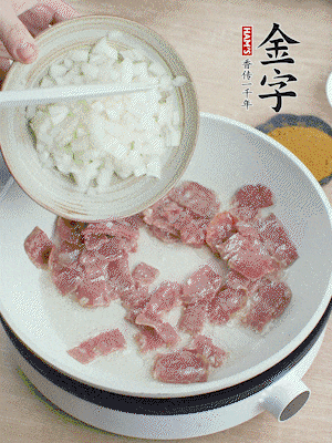 依次下洋蔥、紅菜椒、豌豆粒、玉米粒翻炒均勻。