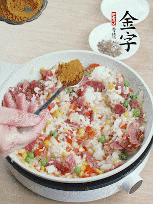 1勺咖喱粉、1/2勺鹽，少許黑胡椒碎炒均。