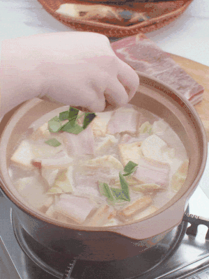 一小撮鹽、糖、雞精調(diào)味，最后撒點(diǎn)蒜葉點(diǎn)綴。
