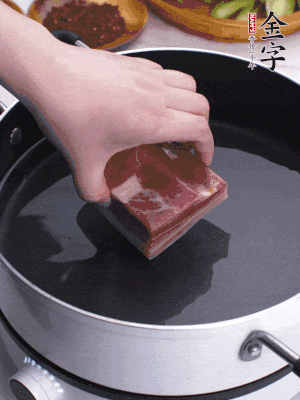金字淡咸肉冷水入鍋煮15分鐘。