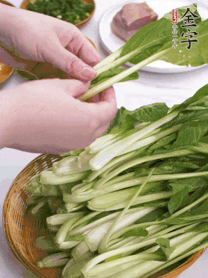 小青菜掰成一片片。