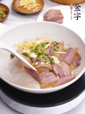 咸肉入鍋里煎至微金黃，下蔥姜蒜，撒幾顆花椒。
