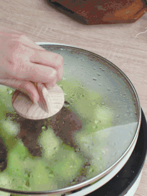 西葫蘆略出水時，加一小撮鹽調(diào)味。