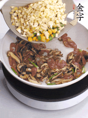 鍋里熱油，爆香蔥白，下香腸片炒至微微出油，加時(shí)蔬粒、香菇粒、春筍粒翻炒均勻。