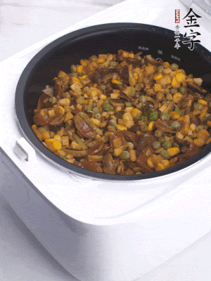 電飯煲按煮飯鍵，出鍋撒蔥花。