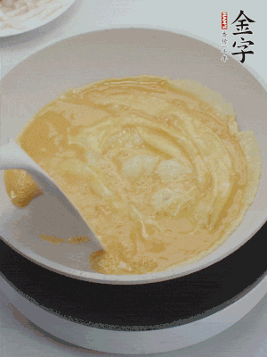 2個雞蛋炒散。