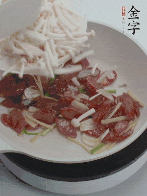 放白玉菇、青紅辣椒、雞蛋。