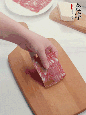 金字培根火腿改刀切小片；白洋蔥切??；新鮮豌豆剝殼。