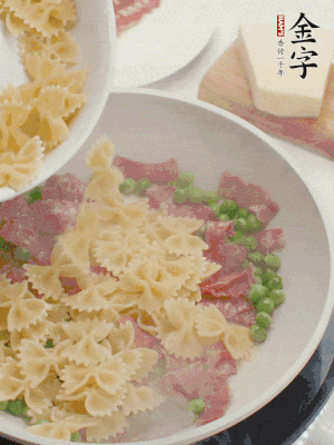 1小勺鹽調(diào)味，混合一起燉煮一下。