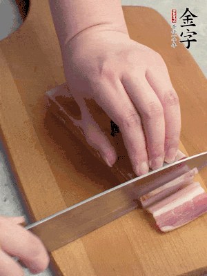 百合切去頭尾，分開洗凈;咸肉切薄片。