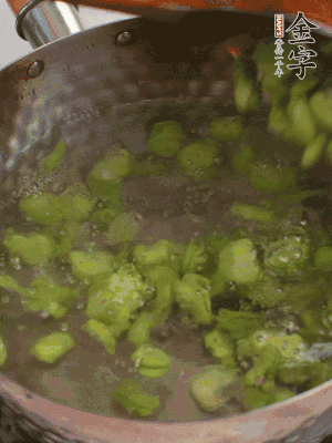 鍋中水沸，放一撮鹽，下蠶豆豆瓣焯3分鐘，下百合，3秒撈出，一起撈出瀝水。