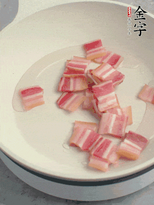 鍋中少許油，金字淡咸肉煸香。