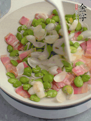 放蠶豆豆瓣、百合炒勻。