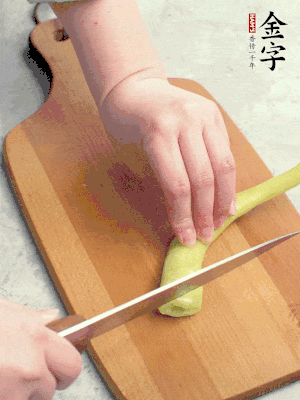 蔥切段，姜切絲，辣椒斜切成塊。