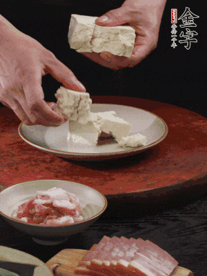 一塊老豆腐掰成大塊。