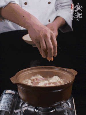 下蝦仁干，煮5分鐘。撒蒜葉，煮1分鐘。