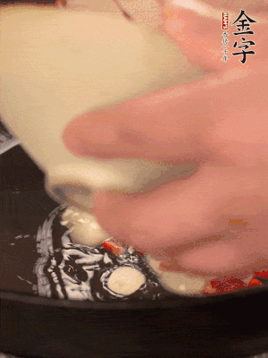 豬油潤鍋，下辣椒、大蒜、火腿片煸香。