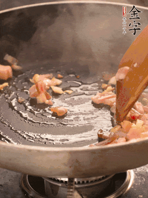 熱油爆香大蒜粒，煸香咸肉丁，淋一勺黃酒調味。