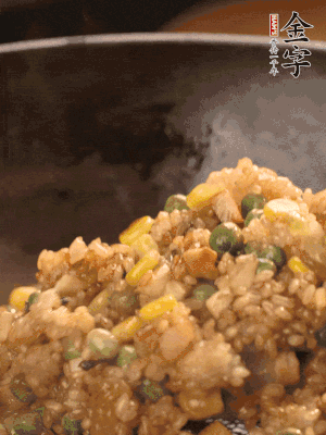 再下糯米，1勺蠔油、2勺生抽調(diào)味翻炒均勻。