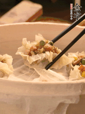 包好的燒賣放在蒸籠上，水開后蒸8分鐘左右。