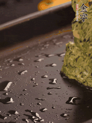 熱鍋擦一下油，下面糊攤平。