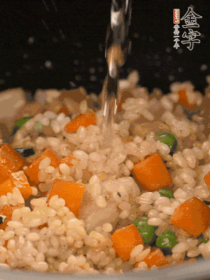 把食材轉(zhuǎn)移到電飯鍋中，倒入點(diǎn)清水，正常煮飯。