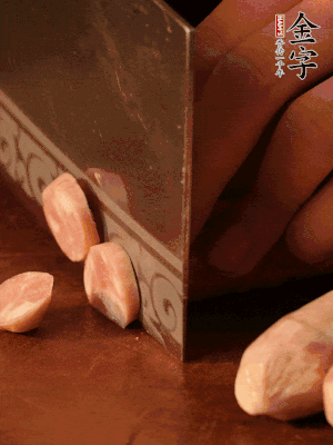 金字烤腸切圓片。