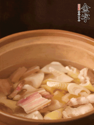 春筍、咸肉、咸肉一起入砂鍋，加姜片、料酒、清水大火煮沸到湯色變白。轉(zhuǎn)小火慢篤半小時(shí)。