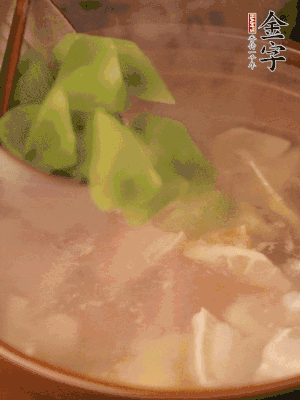 再加入焯水過(guò)的百葉結(jié)、萵筍塊燉15-20分鐘。