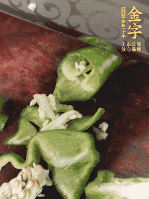 辣椒洗凈斜切成段，蒜切片。