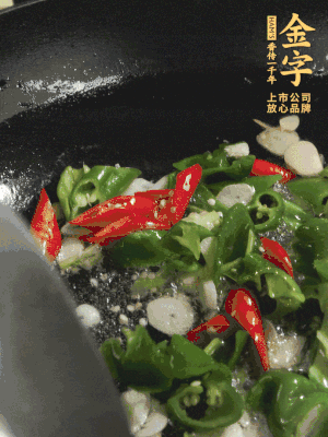 起鍋燒油，加辣椒、蒜片大火翻炒出香味。