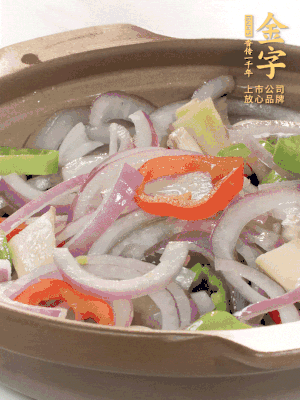砂鍋底鋪上香菜，放上料頭，再放上焯過水的鮑魚殼。