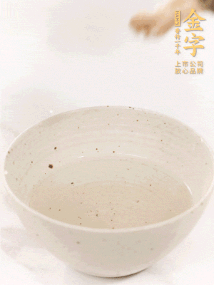 羊肚菌流水洗凈2遍后，溫水泡發(fā)15-20分鐘。