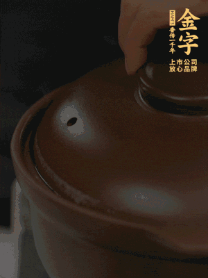 雞、火腿、姜片一起放入砂鍋中，大火轉(zhuǎn)小火燉2小時(shí)。