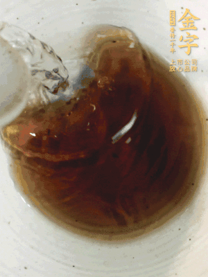 黃酒中加清水、蒸魚豉油、白砂糖混合均勻。