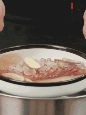 置于盤中，加冰糖100g、黃酒100g、水200g，上鍋蒸20分鐘。