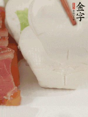 生菜切段，放入荷葉夾。