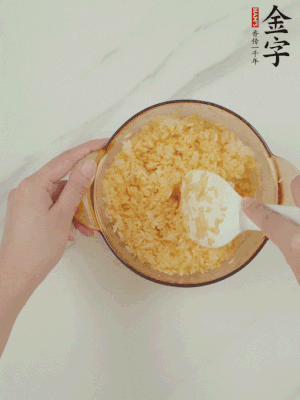 隔夜剩米飯加蛋黃攪拌均勻。