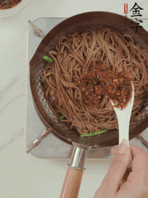 下蕎麥面，淋上少許醬油，加2勺金字火腿大師醬略翻炒即可。