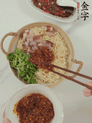 在面上鋪魷魚、香菜、金字火腿大師醬。