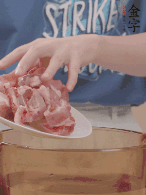 排骨剁小塊，加姜片、料酒沸水下鍋焯水。