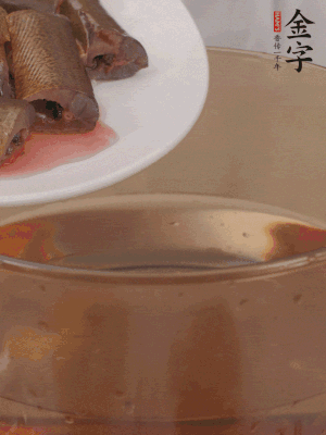 處理干凈的黃鱔段，加姜片、料酒沸水下鍋焯水。撈出用涼水沖洗干凈。