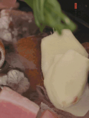 加姜片、蔥結(jié)、料酒。