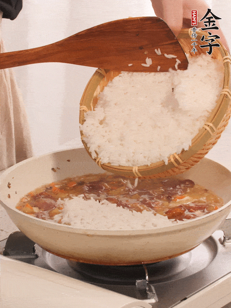 熱鍋燒油，香腸煸出油，加姜片去腥，加土豆、胡蘿卜、香菇翻炒到半熟，隨后加豆角、2小勺鹽、1大勺生抽，煸炒均勻。