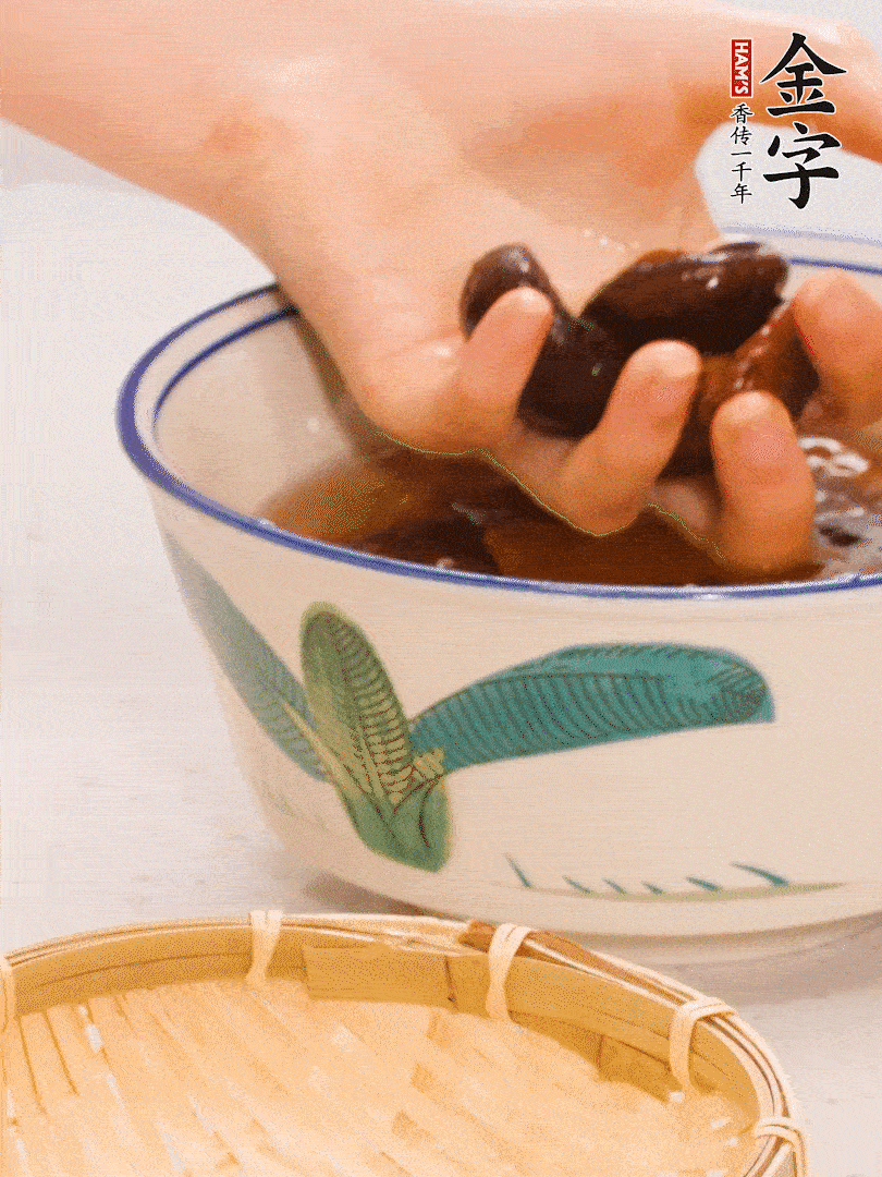 干香菇提前泡發(fā)切片，泡香菇水留著備用。