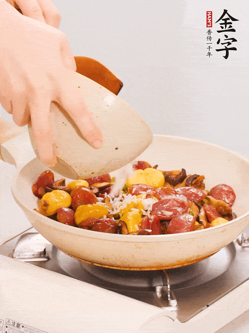 把米淘洗干凈，放入切好的香菇、板栗、毛豆。