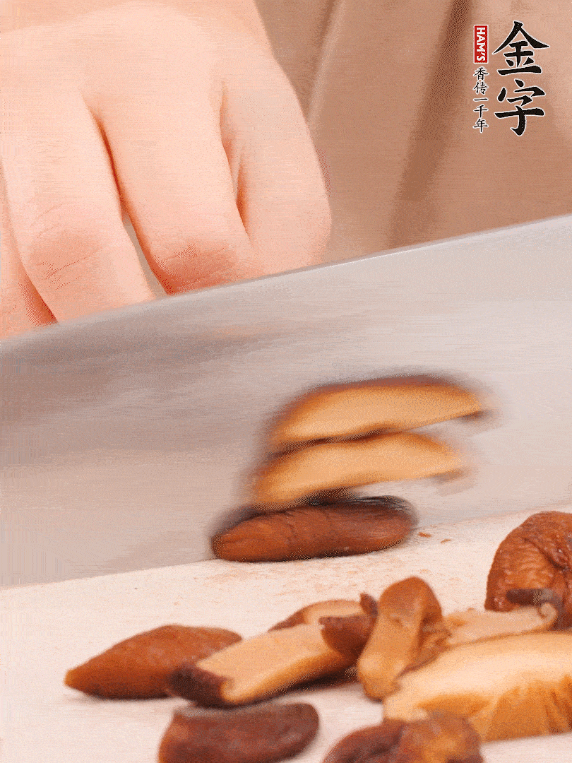 干香菇泡發(fā)，切成小塊。